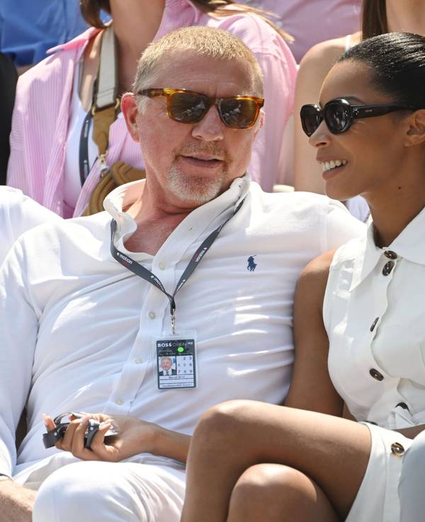 Der ehemalige Tennisprofi Boris Becker und seine Partnerin Lilian de Carvalho Monteiro sitzen beim Turnier in Stuttgart auf der Tribüne.