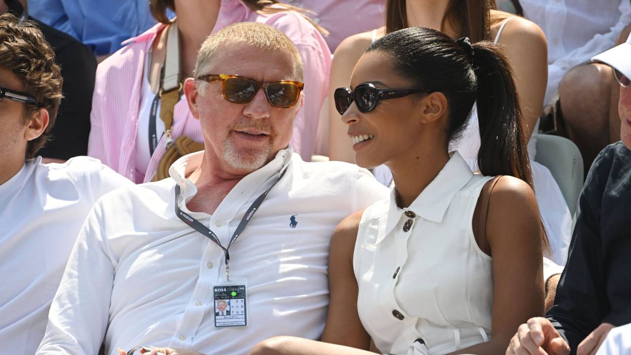 Der ehemalige Tennisprofi Boris Becker und seine Partnerin Lilian de Carvalho Monteiro sitzen beim Turnier in Stuttgart auf der Tribüne.