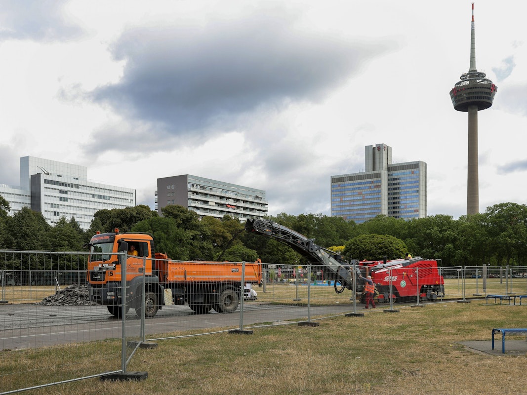 Bauarbeiten am Basketball-Platz an der Venloer Straße in Köln. Im Hintergrund ist der Colonius zu sehen.