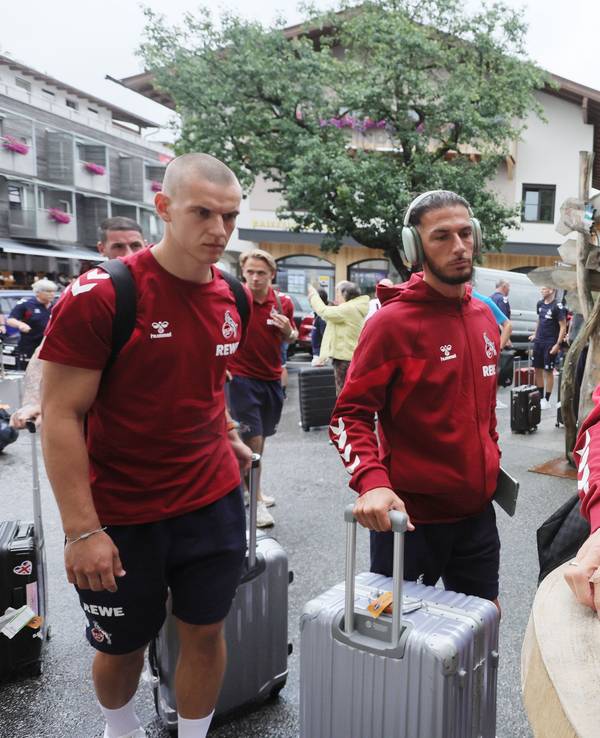 Neuzugang Leart Paqarada (M.) gemeinsam mit seinen neuen Team-Kollegen Mark Uth (r.) und Flo Dietz bei der Ankunft am Hotel Eder (13. Juli 2023).
