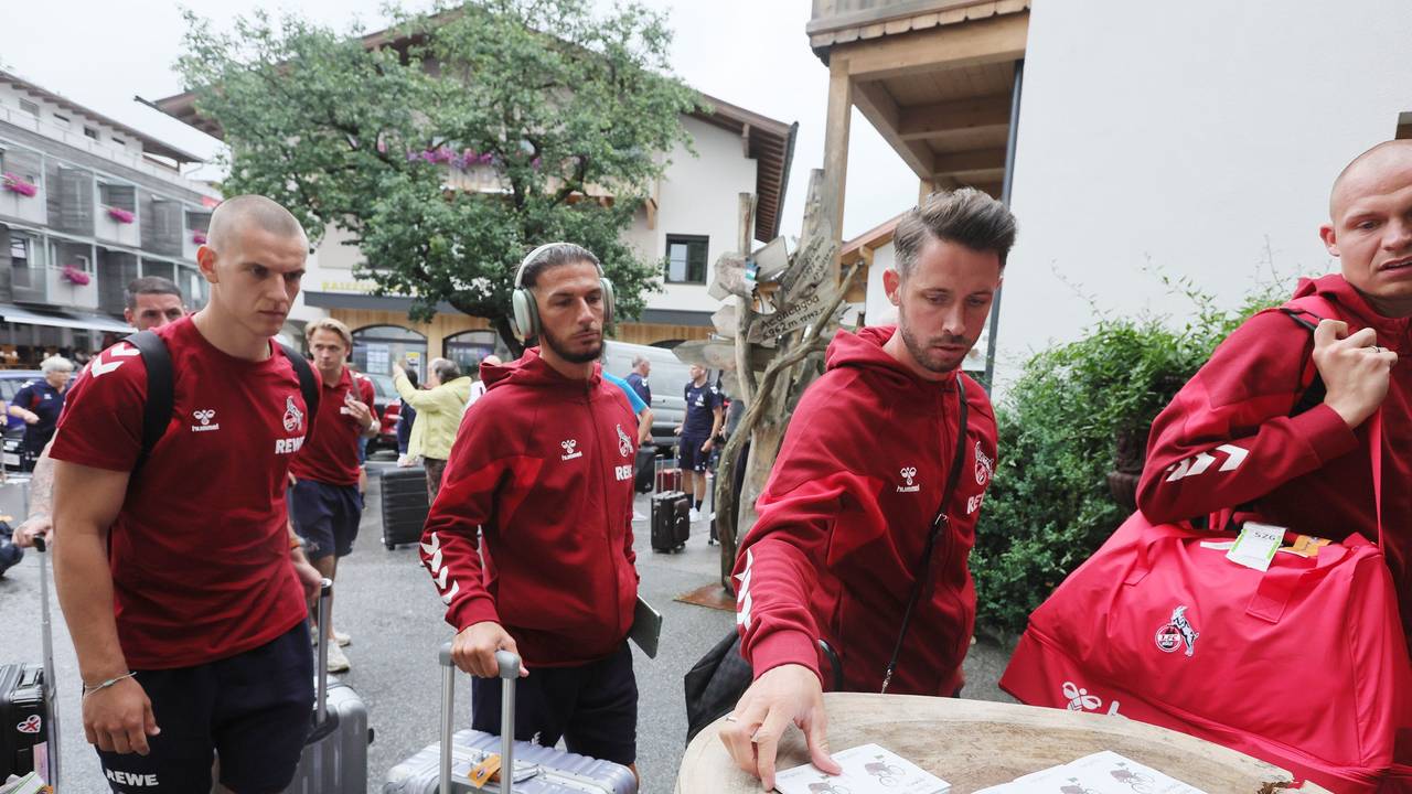 Neuzugang Leart Paqarada (M.) gemeinsam mit seinen neuen Team-Kollegen Mark Uth (r.) und Flo Dietz bei der Ankunft am Hotel Eder (13. Juli 2023).