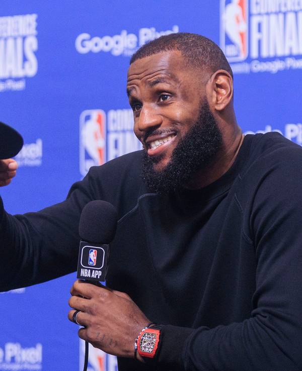 LeBron James von den Los Angeles Lakers lacht auf der Pressekonferenz.