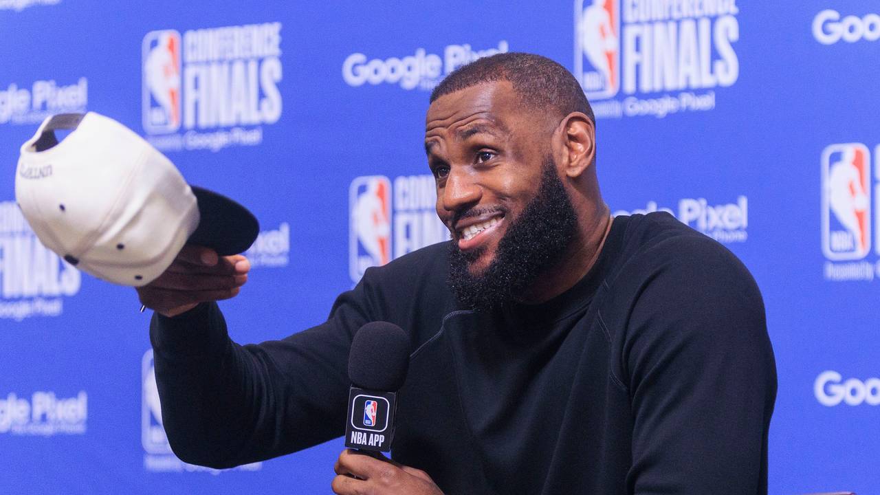 LeBron James von den Los Angeles Lakers lacht auf der Pressekonferenz.