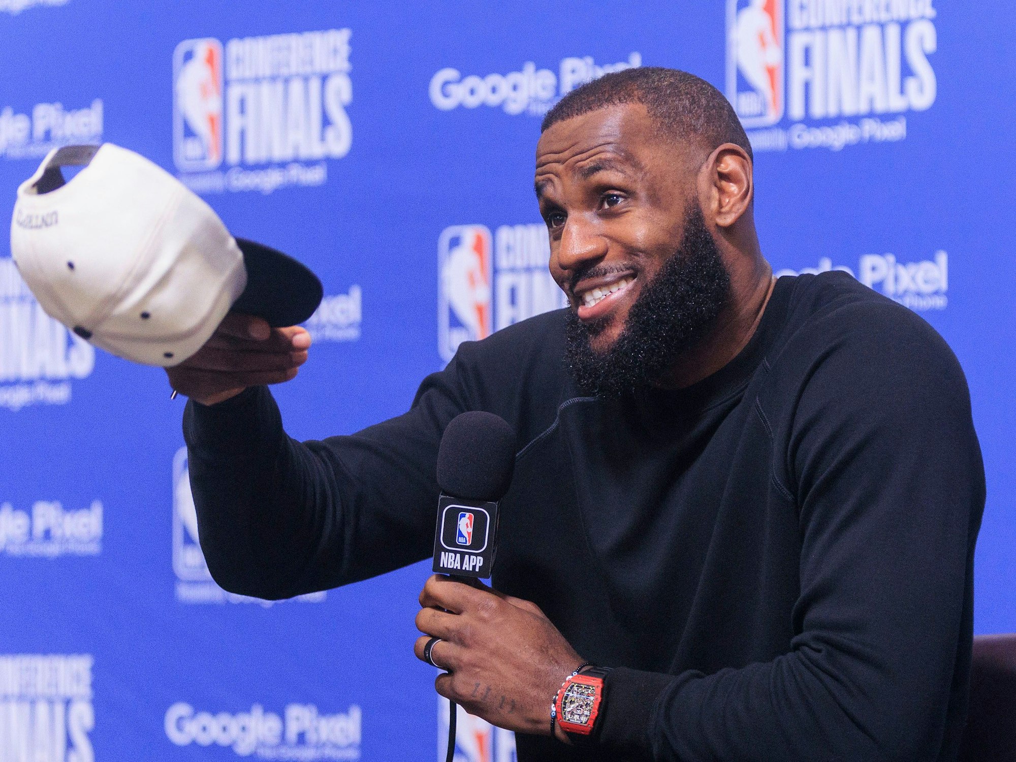 LeBron James von den Los Angeles Lakers lacht auf der Pressekonferenz.