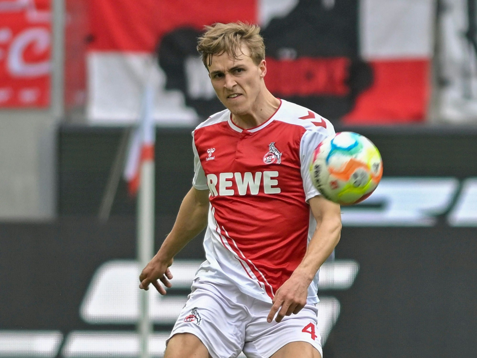 Timo Hübers schießt den Ball und schaut ihm hinterher.