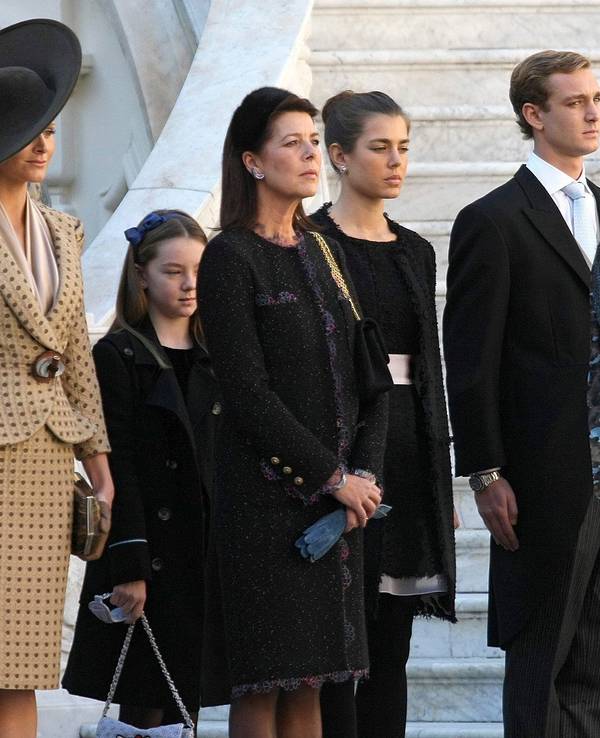 Das Foto zeigt Charléne, Fürstin Alexandra von Hannover, Fürstin Caroline von Hannover, Charlotte Casiraghi, Pierre Casiraghi, Fürstin Stephanie von Monaco und Fürst Albert II. bei einer Zeremonie im Palast im Rahmen der offiziellen Feierlichkeiten zum monegassischen Nationalfeiertag 2010.