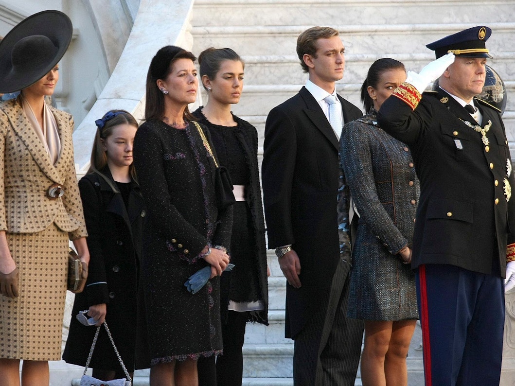 Das Foto zeigt Charléne, Fürstin Alexandra von Hannover, Fürstin Caroline von Hannover, Charlotte Casiraghi, Pierre Casiraghi, Fürstin Stephanie von Monaco und Fürst Albert II. bei einer Zeremonie im Palast im Rahmen der offiziellen Feierlichkeiten zum monegassischen Nationalfeiertag 2010.