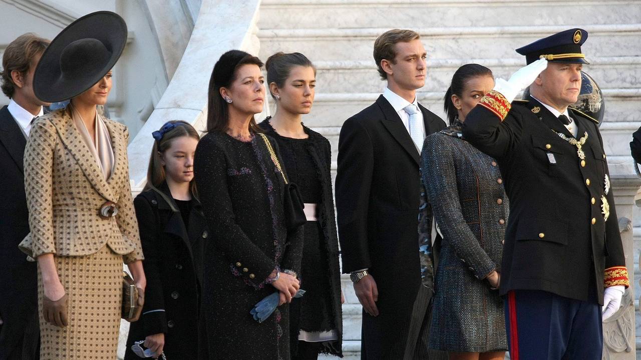Das Foto zeigt Charléne, Fürstin Alexandra von Hannover, Fürstin Caroline von Hannover, Charlotte Casiraghi, Pierre Casiraghi, Fürstin Stephanie von Monaco und Fürst Albert II. bei einer Zeremonie im Palast im Rahmen der offiziellen Feierlichkeiten zum monegassischen Nationalfeiertag 2010.
