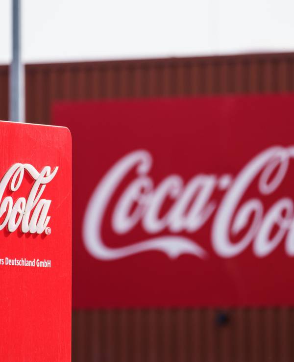 Das Coca-Cola Logo ist an der Fassade einer Produktionshalle angebracht, hier im März 2021 in Mannheim.