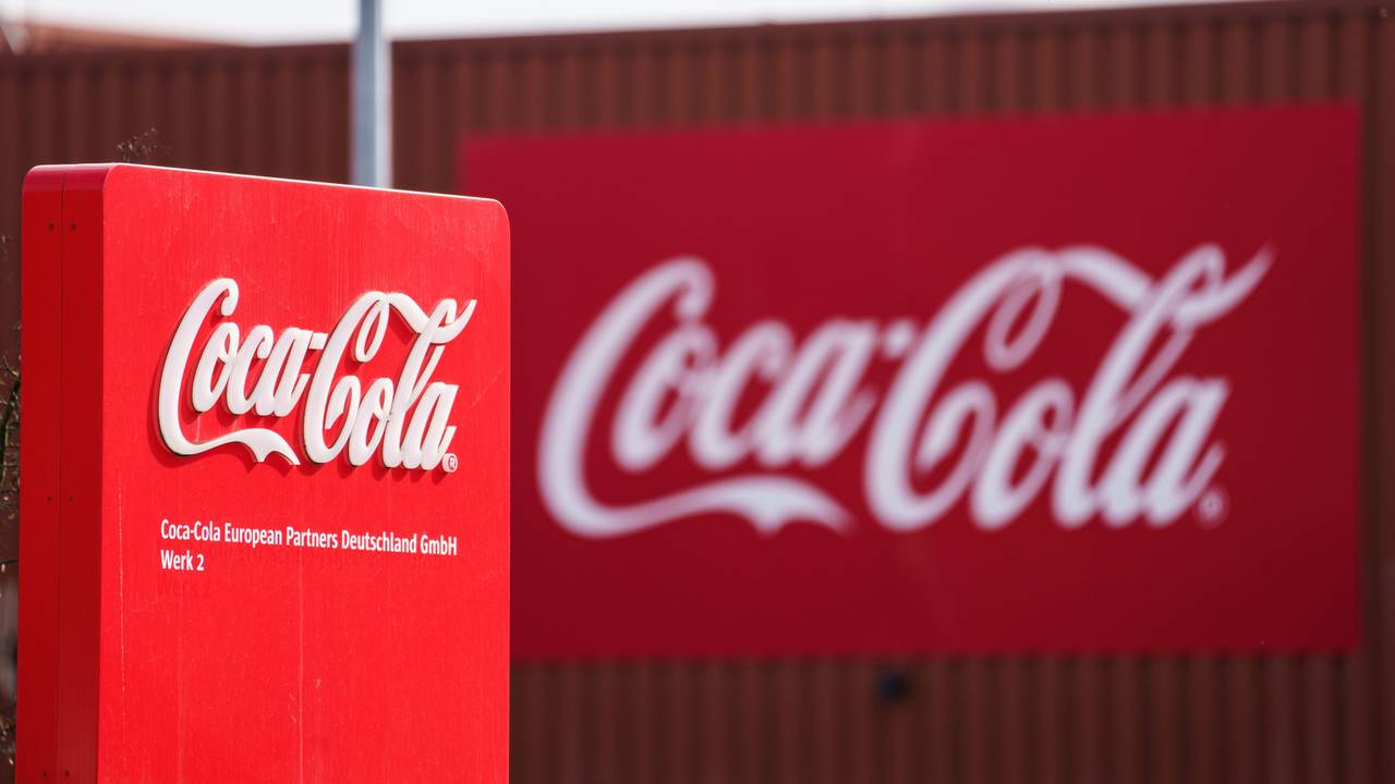 Das Coca-Cola Logo ist an der Fassade einer Produktionshalle angebracht, hier im März 2021 in Mannheim.