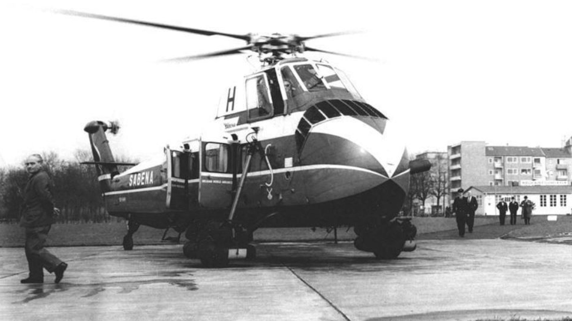 Ein großer Hubschrauber auf dem Landeplatz in Köln. Das Foto ist in schwarz-weiß zu sehen.