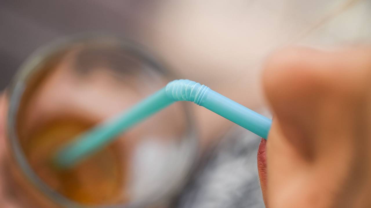 Ein Mädchen trinkt mit einem Strohhalm aus Plastik aus einem Glas, hier im Mai 2018.