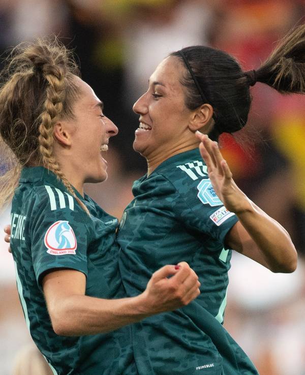 Sophia Kleinherne (l) und Sara Doorsoun jubeln bei der EM über Kleinhernes Tor zum 1:0 gegen Finnland.