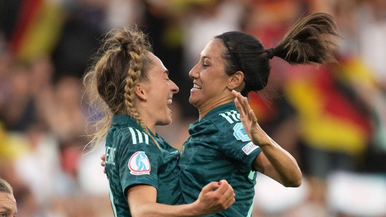 Sophia Kleinherne (l) und Sara Doorsoun jubeln bei der EM über Kleinhernes Tor zum 1:0 gegen Finnland.