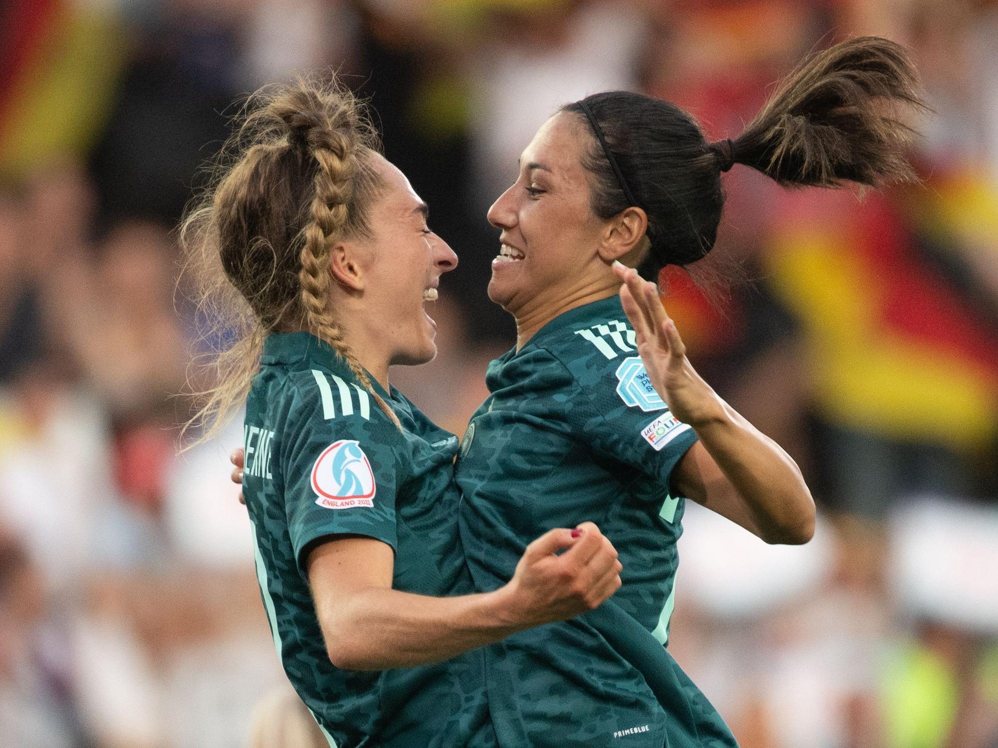 Sophia Kleinherne (l) und Sara Doorsoun jubeln bei der EM über Kleinhernes Tor zum 1:0 gegen Finnland.