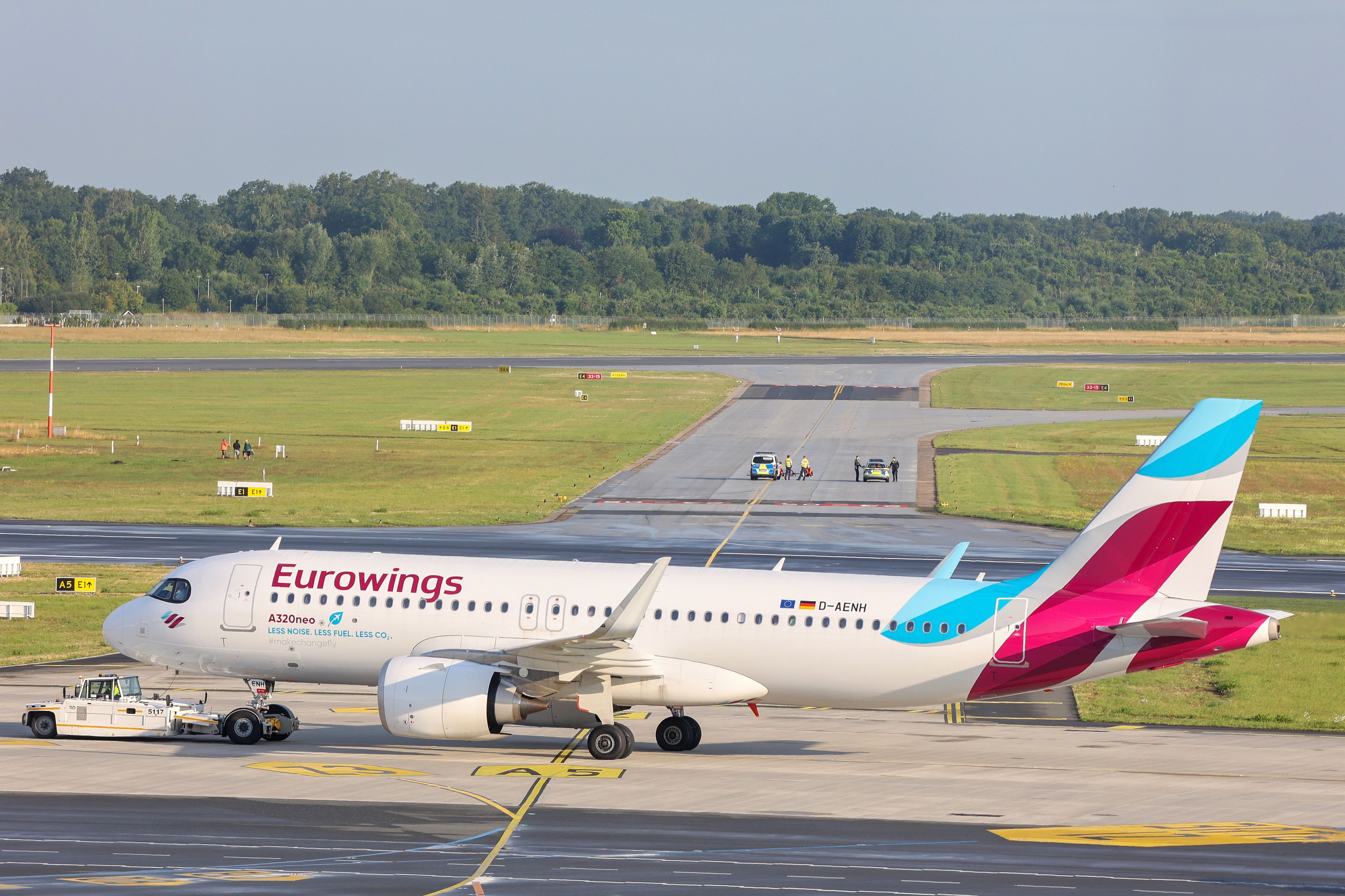 Ein Flugzeug der Airline Eurowings steht in Hamburg auf dem Rollfeld, hier im Juli 2023.