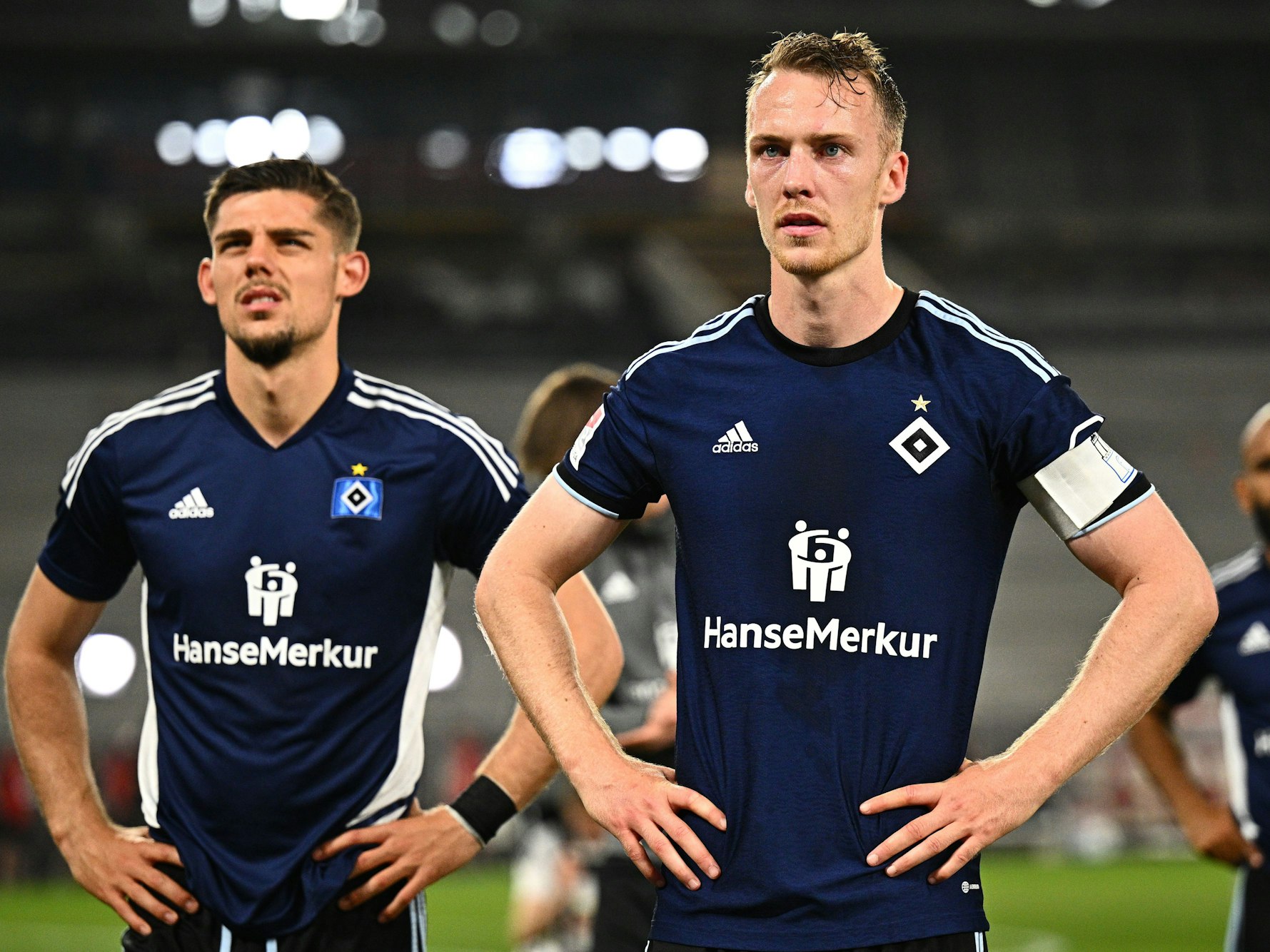 Hamburgs Javi Montero (l) und Sebastian Schonlau reagieren nach dem Spiel zwischen dem VfB Stuttgart und dem HSV.