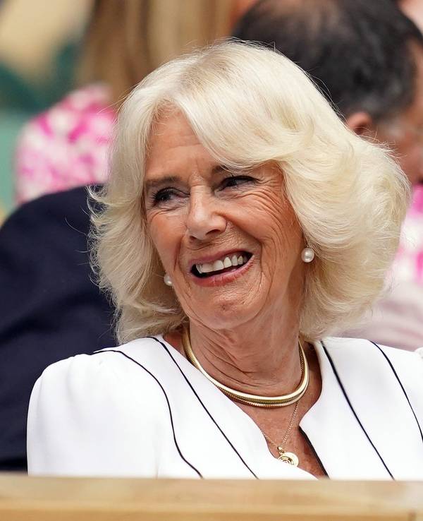 Königin Camilla lächelt im Juli 2023 in der königlichen Loge im All England Lawn Tennis and Croquet Club.