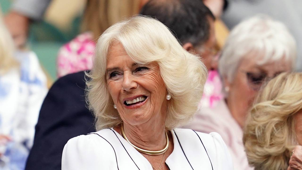 Königin Camilla lächelt im Juli 2023 in der königlichen Loge im All England Lawn Tennis and Croquet Club.