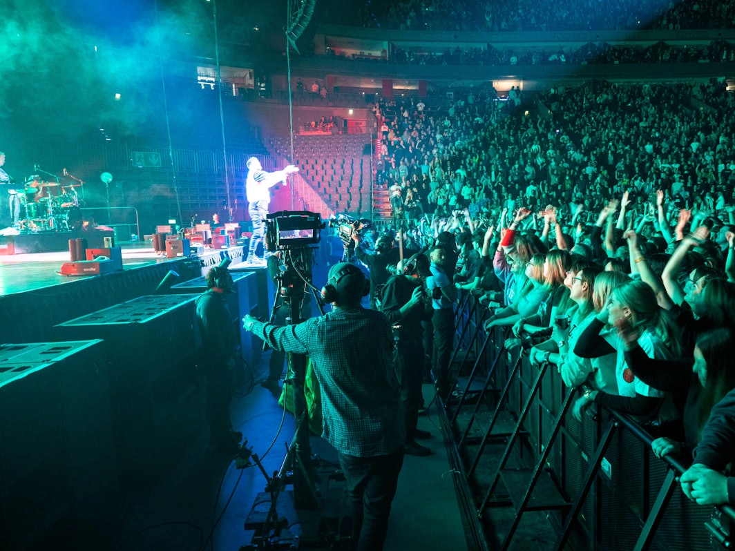 Marteria steht auf der Bühne in der Kölner Lanxess-Arena und singt.
