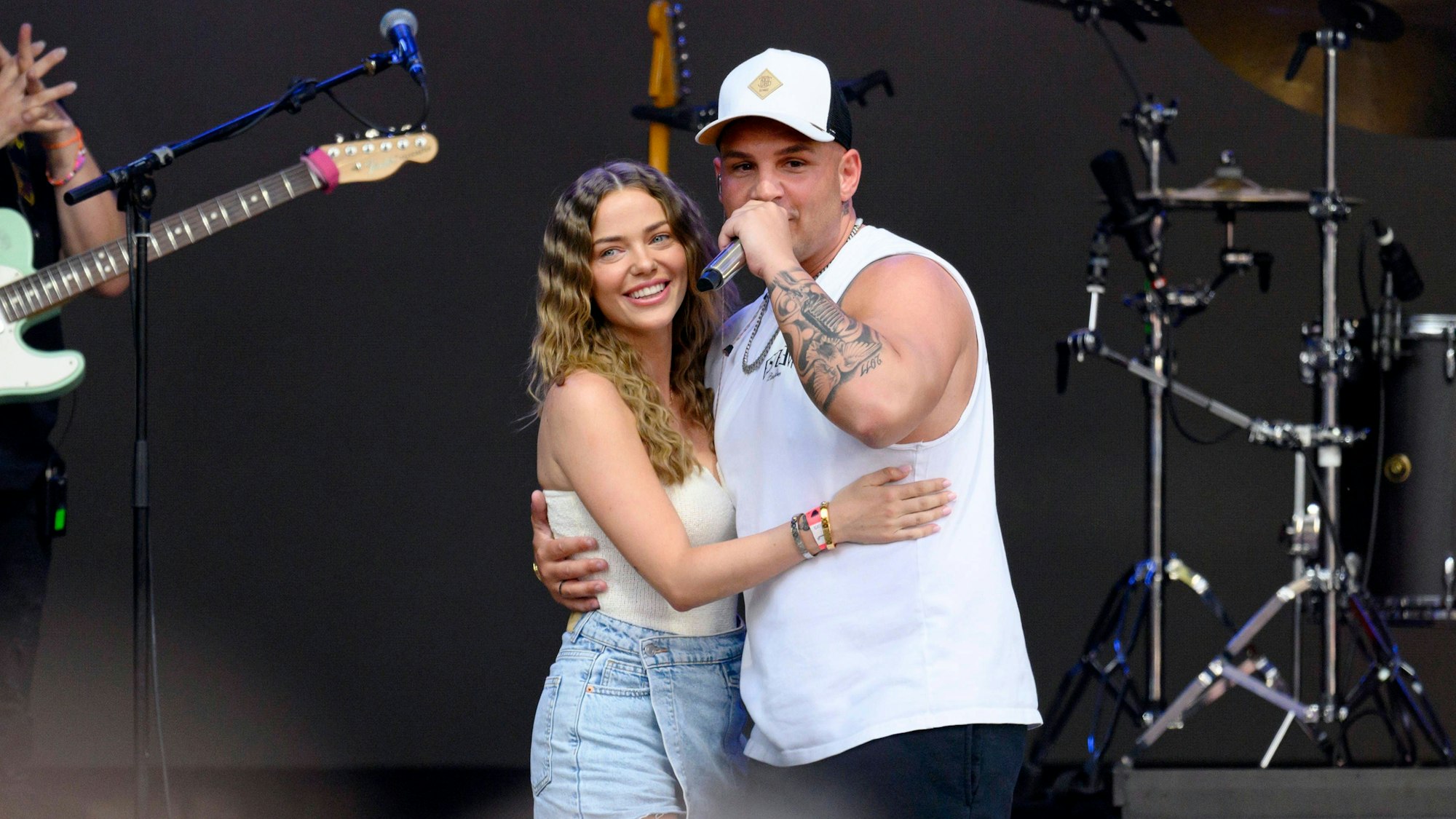 Influencerin Laura Maria Rypa und Sänger Pietro Lombardi bei seinem Konzert im Rahmen des BonnLive OpenAir am Telekom Campus in Bonn-Beuel.