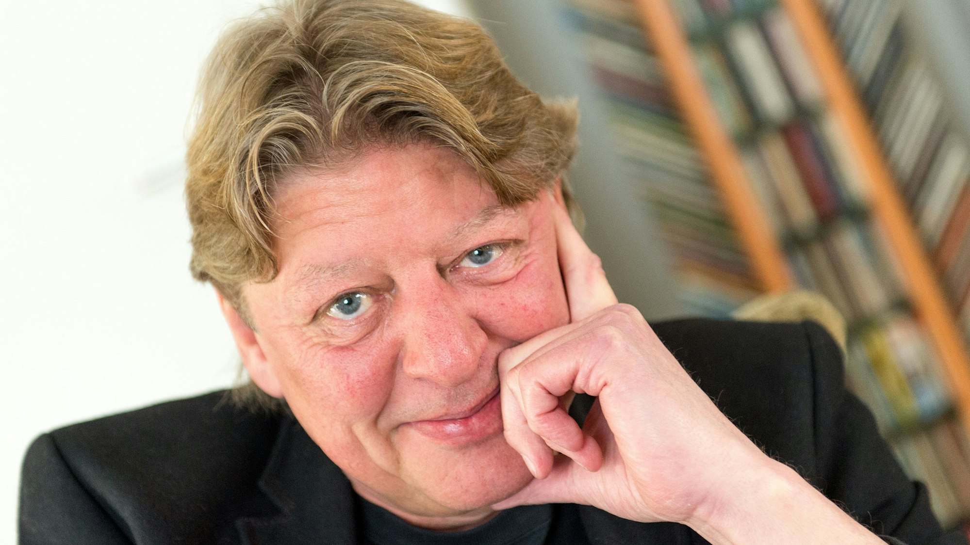 Walter Freiwald blickt in seinem Haus in die Kamera. Der Moderator Walter Freiwald ist tot. Freiwald, der vor allem mit der Sendung „Der Preis ist heiß“ bekannt geworden war, starb im Alter von 65 Jahren.