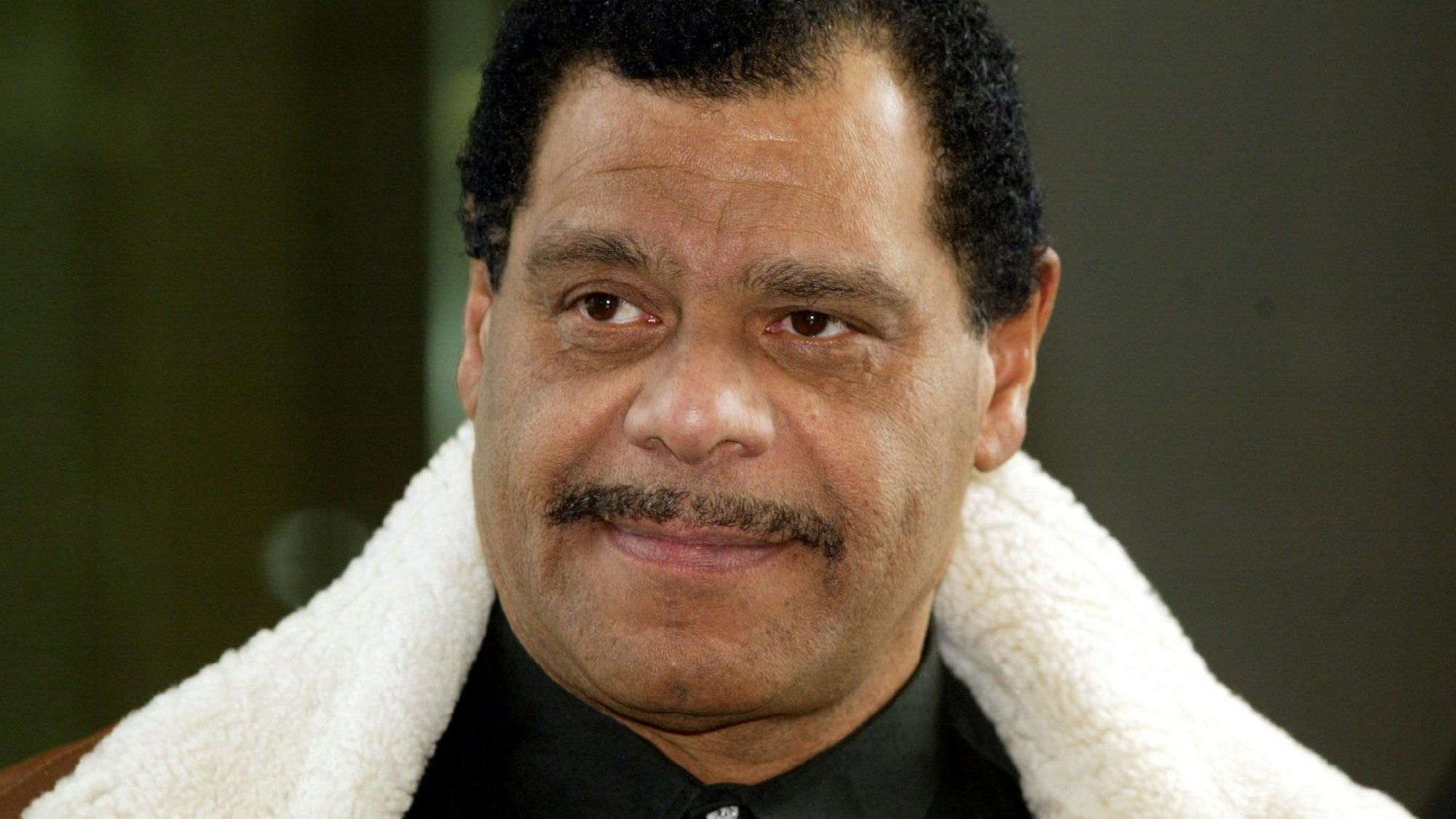 Der Schauspieler Günther Kaufmann wartet im Augsburger Justizzentrum vor dem Gerichtssaal (Foto vom 26.01.05). Kaufmann ist 2012 verstorben.