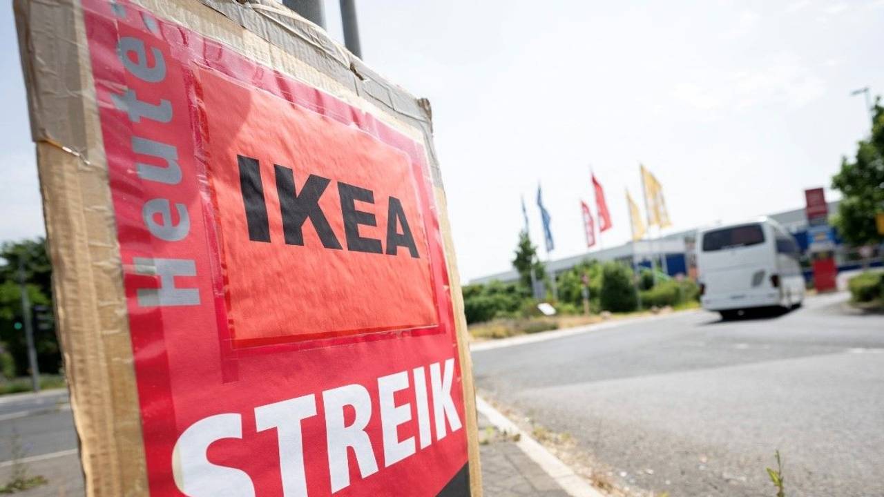 „Ikea Streik“ steht während eines Warnstreiks vor der Ikea