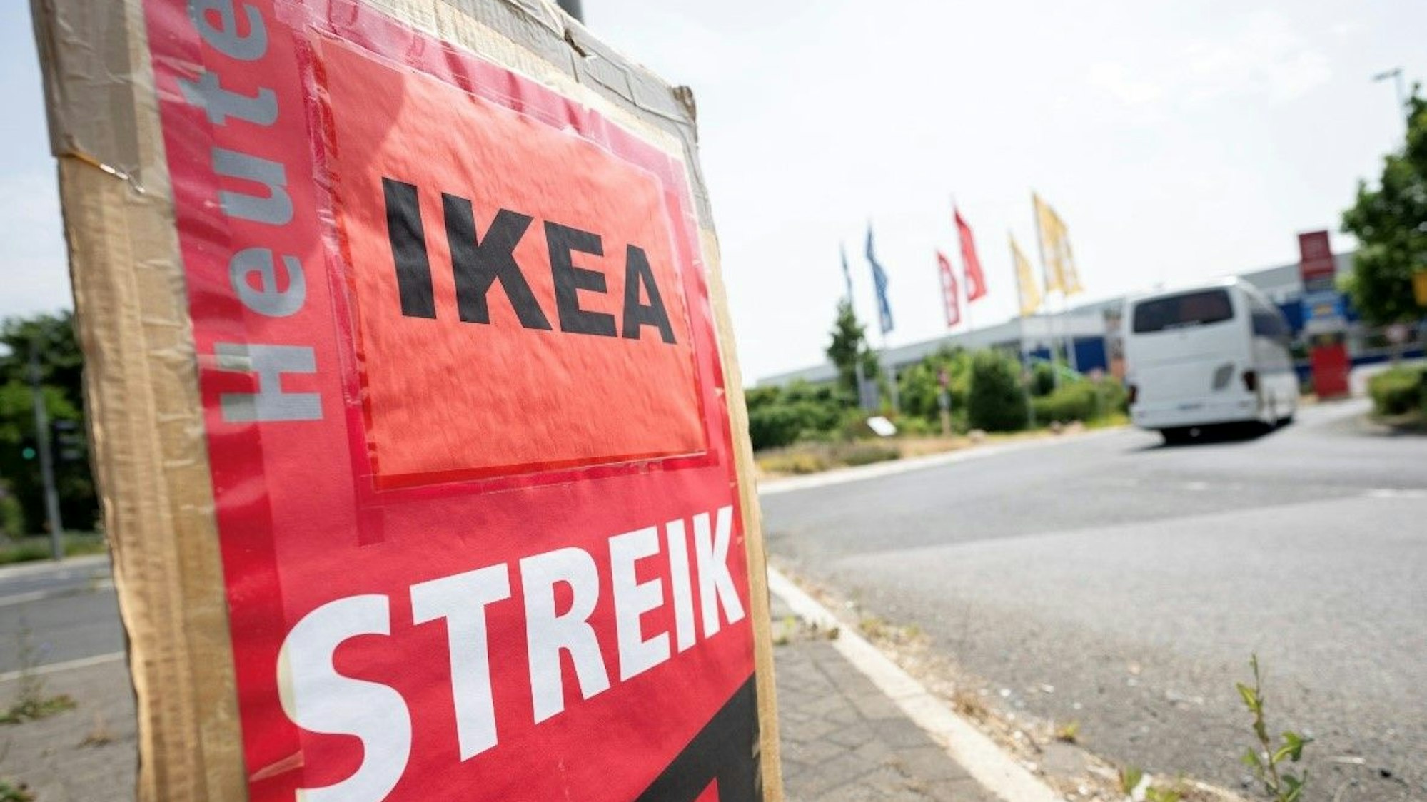 „Ikea Streik“ steht während eines Warnstreiks vor der Ikea