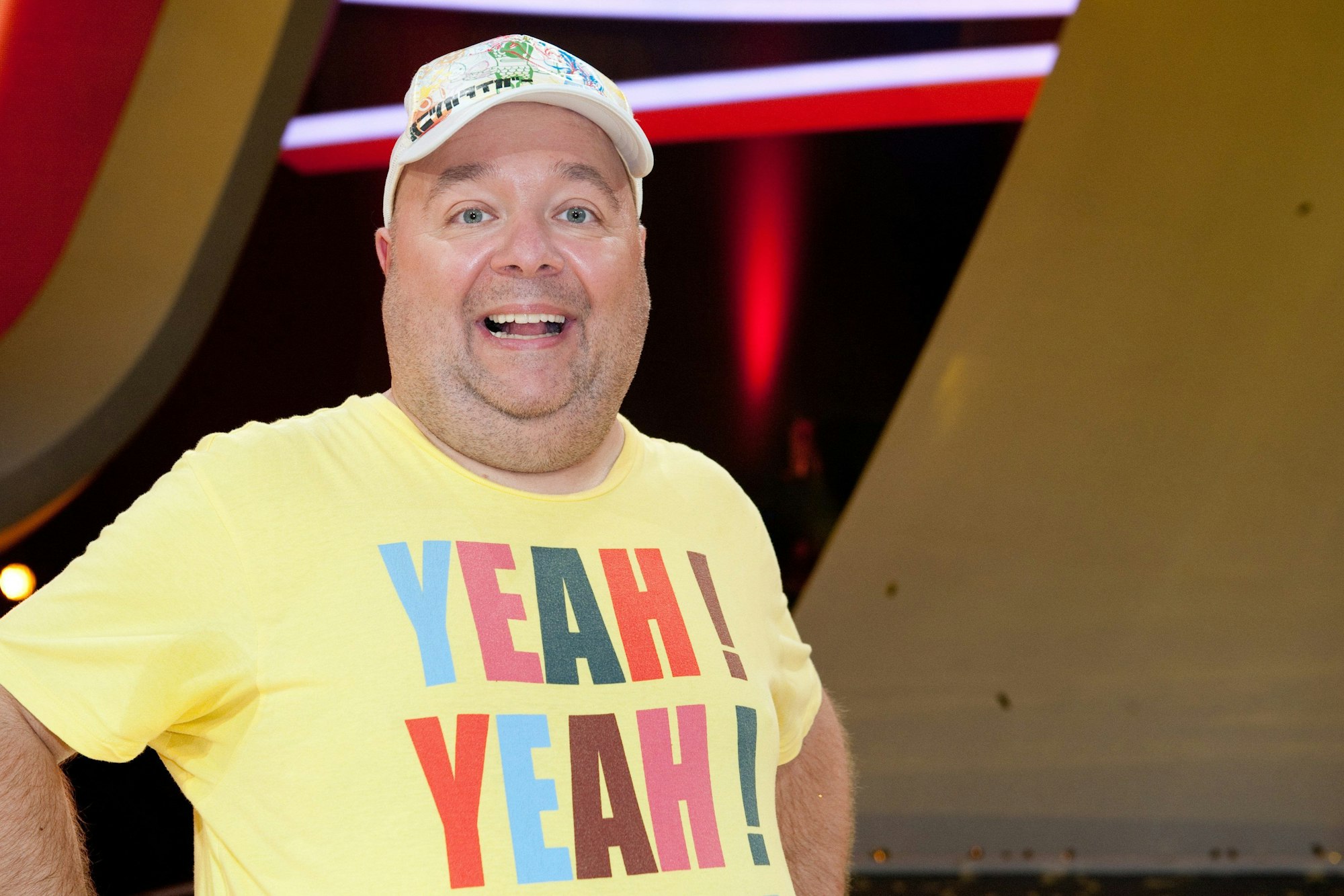 Der Moderator und Entertainer Dirk Bach ist während der Fernsehaufzeichnung der Jubiläumssendung von "1, 2 oder 3" zu Gast. Dirk Bach galt als besondere Erscheinung in der deutschen Medien-Branche. Er starb am 1. Oktober 2012.