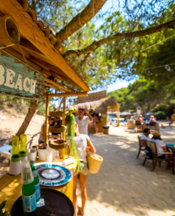 Eine Strandbar mit der Aufschrift „To the Beach“ (Zum Strand) in Spanien.