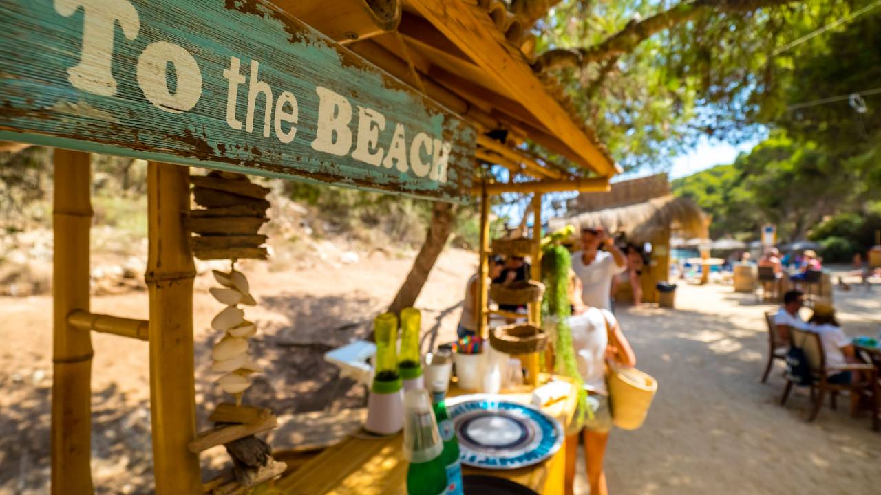 Eine Strandbar mit der Aufschrift „To the Beach“ (Zum Strand) in Spanien.