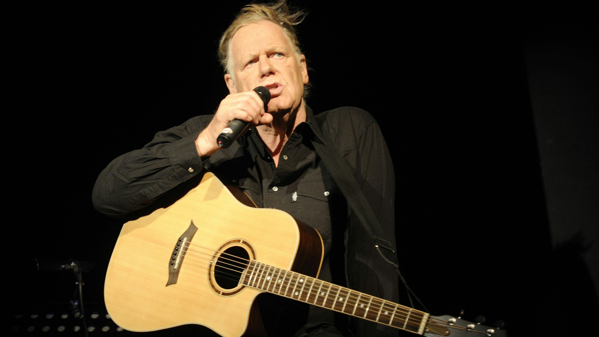 Gunter Gabriel singt am 13.08.2011 bei einer Fotoprobe im Altonaer Theater in Hamburg ein Lied aus „Hello I'm Johnny Cash“. Er starb am 22.06.2017 im Alter von 75 Jahren in Hannover.
