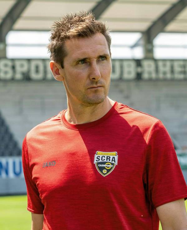 Miroslav Klose steht im Rahmen seiner Vorstellung als neuer Trainer des Cashpoint SCR Altach auf dem Spielfeld.