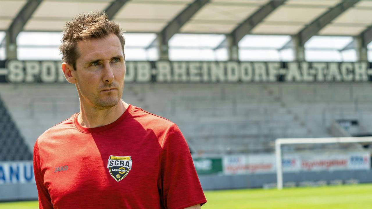 Miroslav Klose steht im Rahmen seiner Vorstellung als neuer Trainer des Cashpoint SCR Altach auf dem Spielfeld.