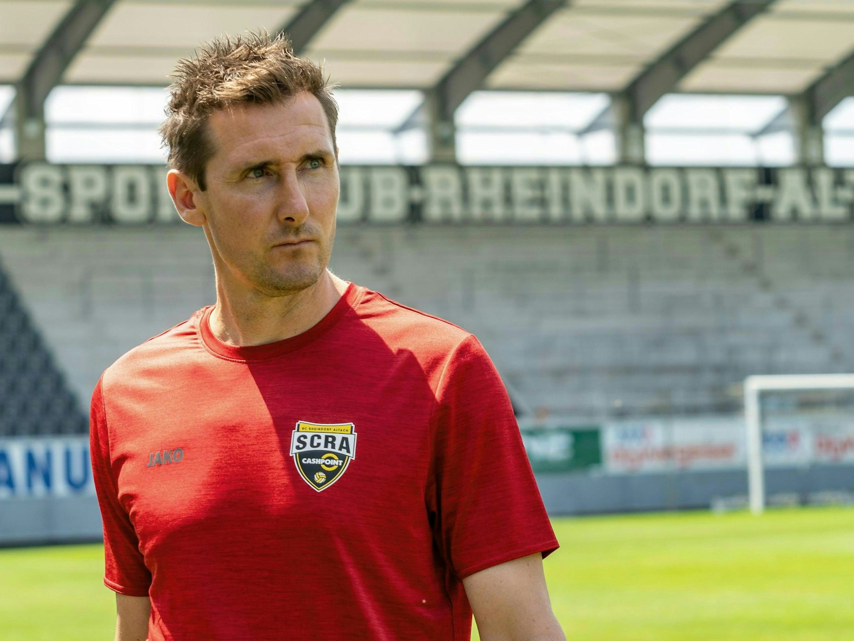 Miroslav Klose steht im Rahmen seiner Vorstellung als neuer Trainer des Cashpoint SCR Altach auf dem Spielfeld.
