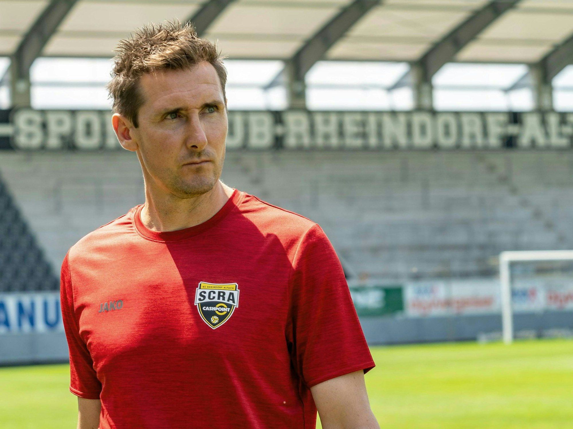 Miroslav Klose steht im Rahmen seiner Vorstellung als neuer Trainer des Cashpoint SCR Altach auf dem Spielfeld.