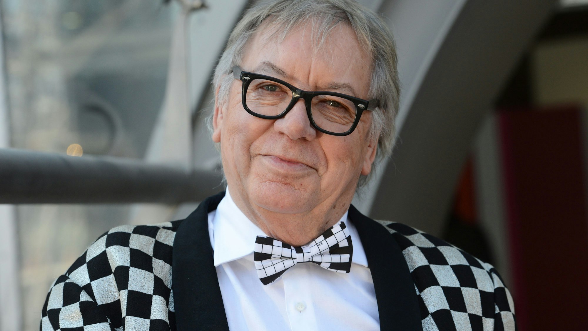 Der Sänger und Musiker Werner Böhm posiert auf der Buchmesse.