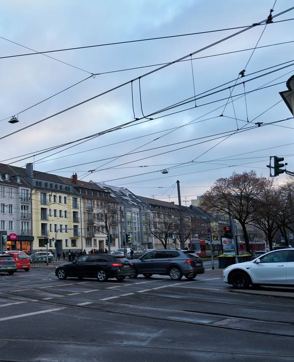 Viele Autos überqueren die Kreuzung an der Aachener Straße/Gürtel in Köln.
