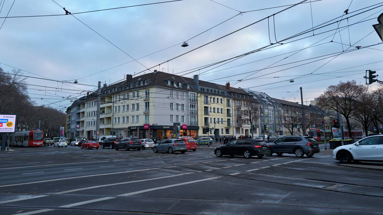 Viele Autos überqueren die Kreuzung an der Aachener Straße/Gürtel in Köln.