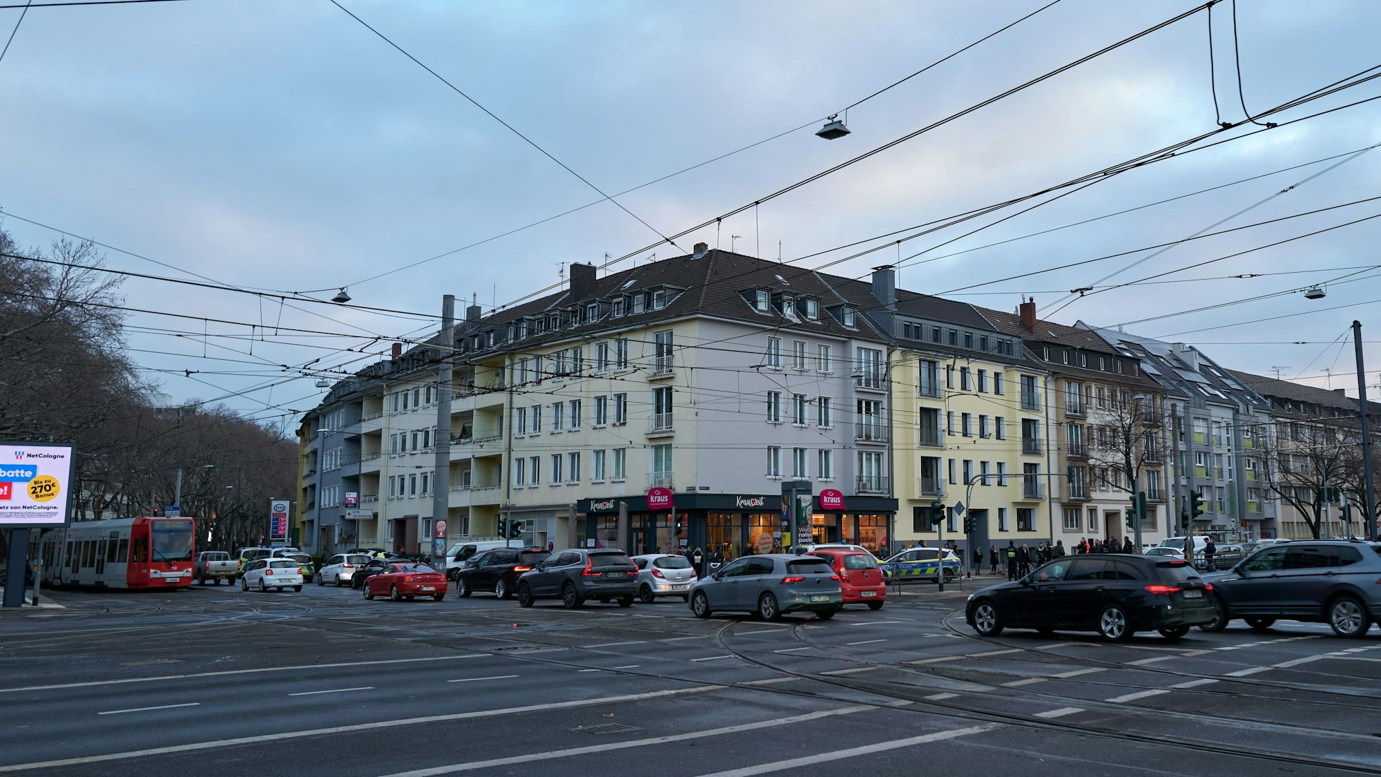 Viele Autos überqueren die Kreuzung an der Aachener Straße/Gürtel in Köln.