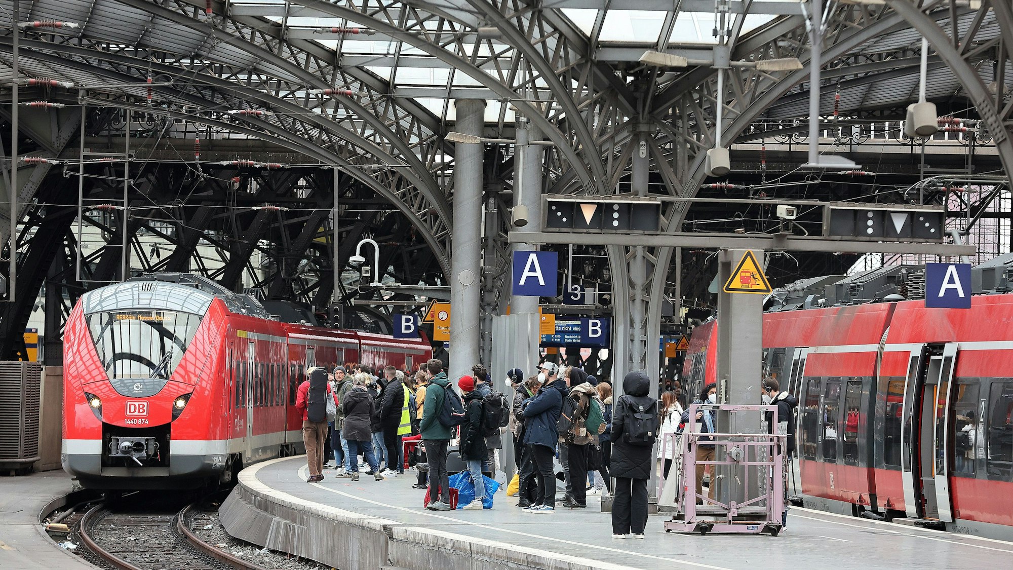 Reisende warten am Kölner Hauptbahnhof (Archivfoto)