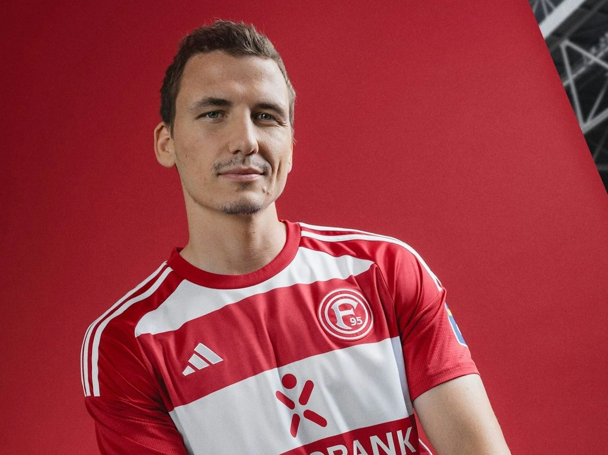 Marcel Sobottka posiert im neuen Heim-Trikot von Fortuna Düsseldorf.