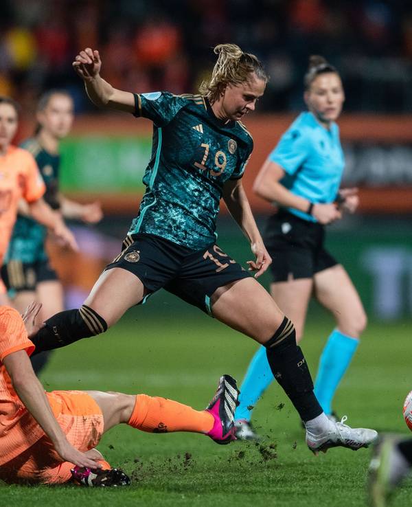 Die Niederländerin Dominique Janssen (l) versucht der Deutschen Klara Bühl den Ball abzunehmen.