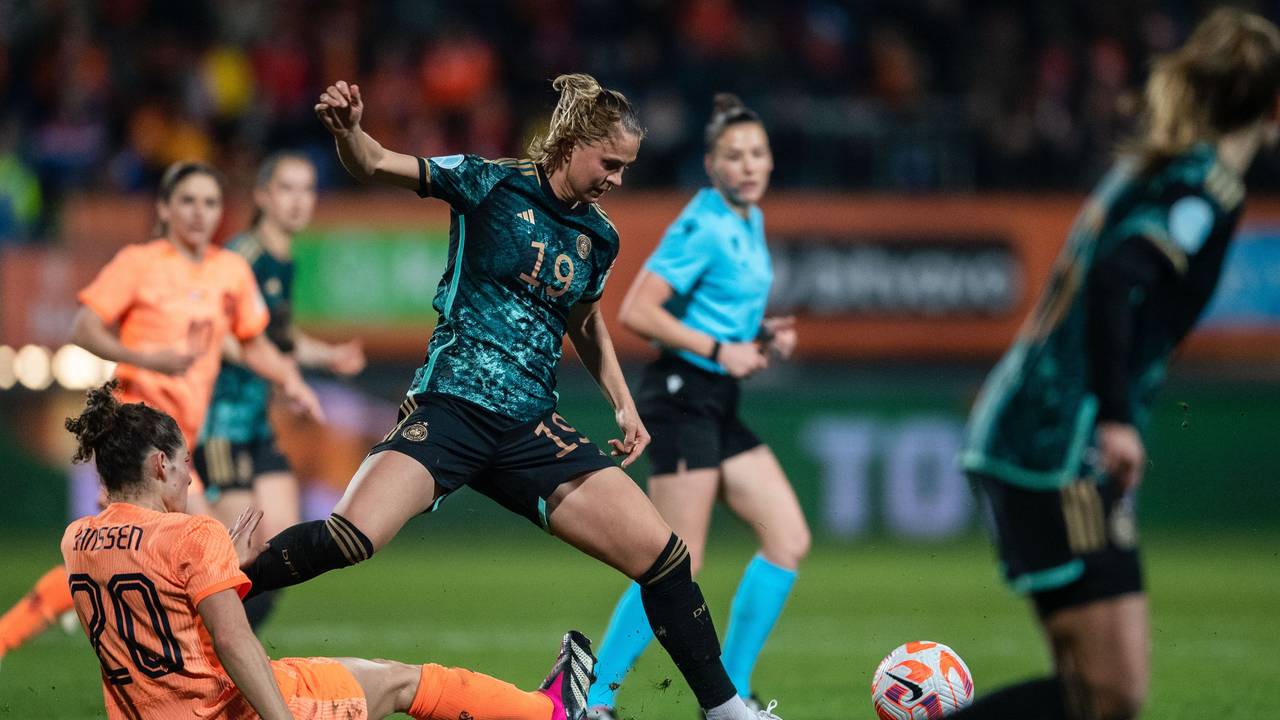 Die Niederländerin Dominique Janssen (l) versucht der Deutschen Klara Bühl den Ball abzunehmen.