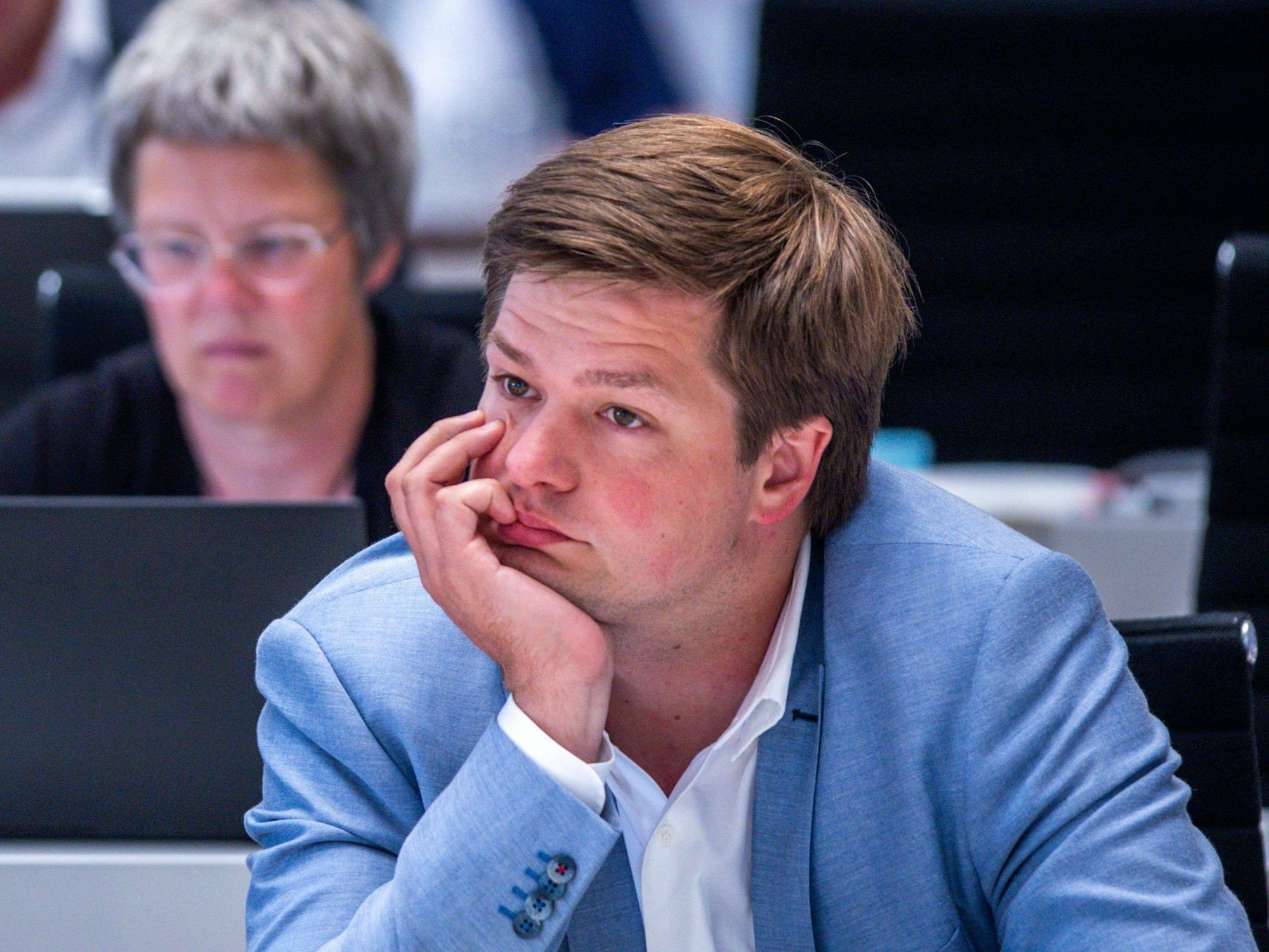 Philipp da Cunha, Parlamentarischer Geschäftsführer der SPD-Fraktion im Landtag von Mecklenburg-Vorpommern, sitzt am 11. Juli 2023 bei der Landtagssitzung Mecklenburg-Vorpommern im Plenarsaal.