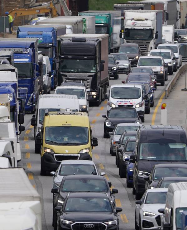 Fahrzeuge stauen sich auf der Autobahn A7 vor dem Elbtunnel.