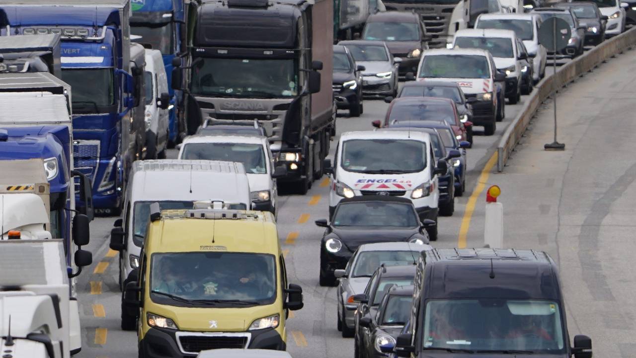 Fahrzeuge stauen sich auf der Autobahn A7 vor dem Elbtunnel.