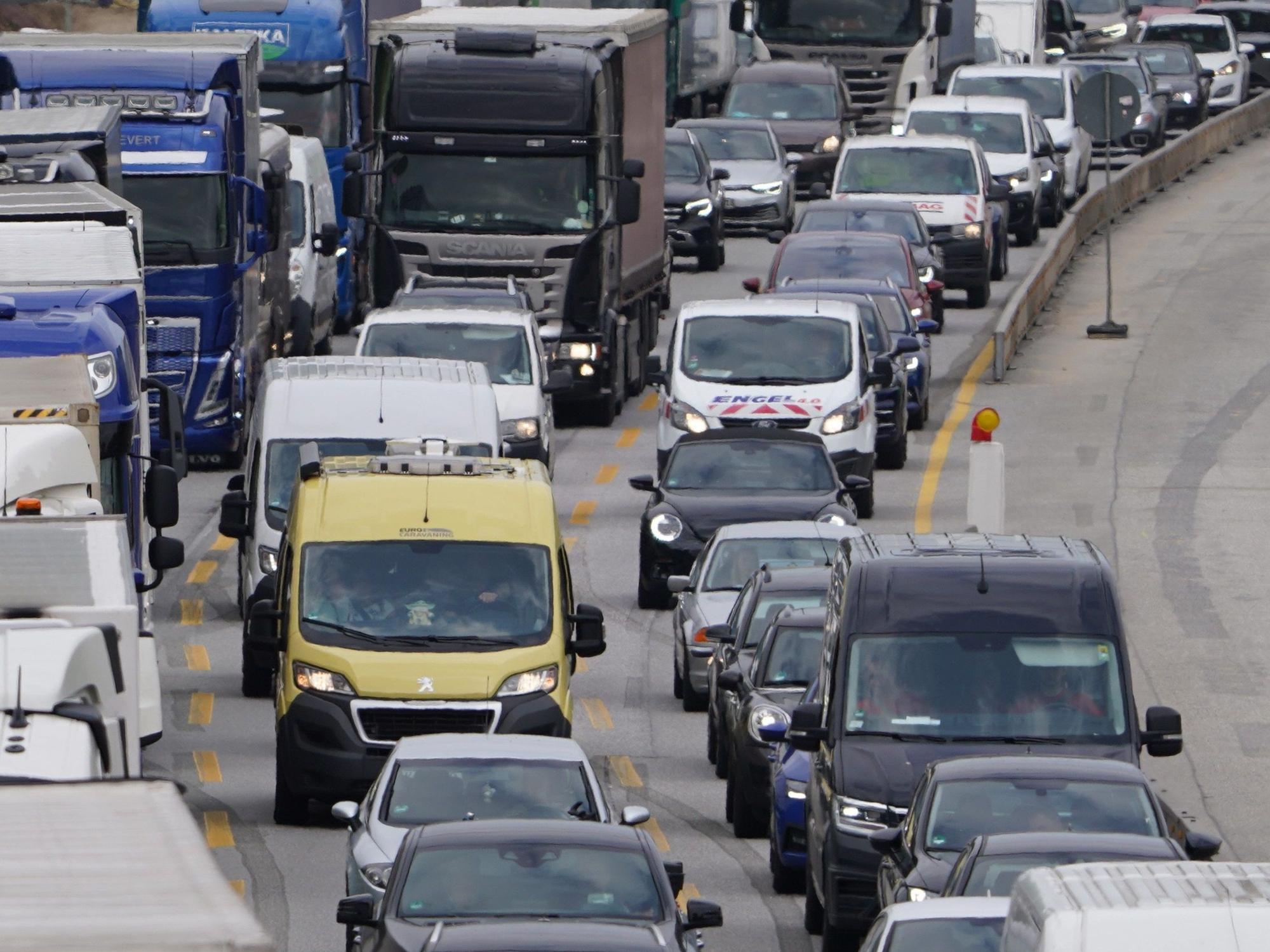 Fahrzeuge stauen sich auf der Autobahn A7 vor dem Elbtunnel.