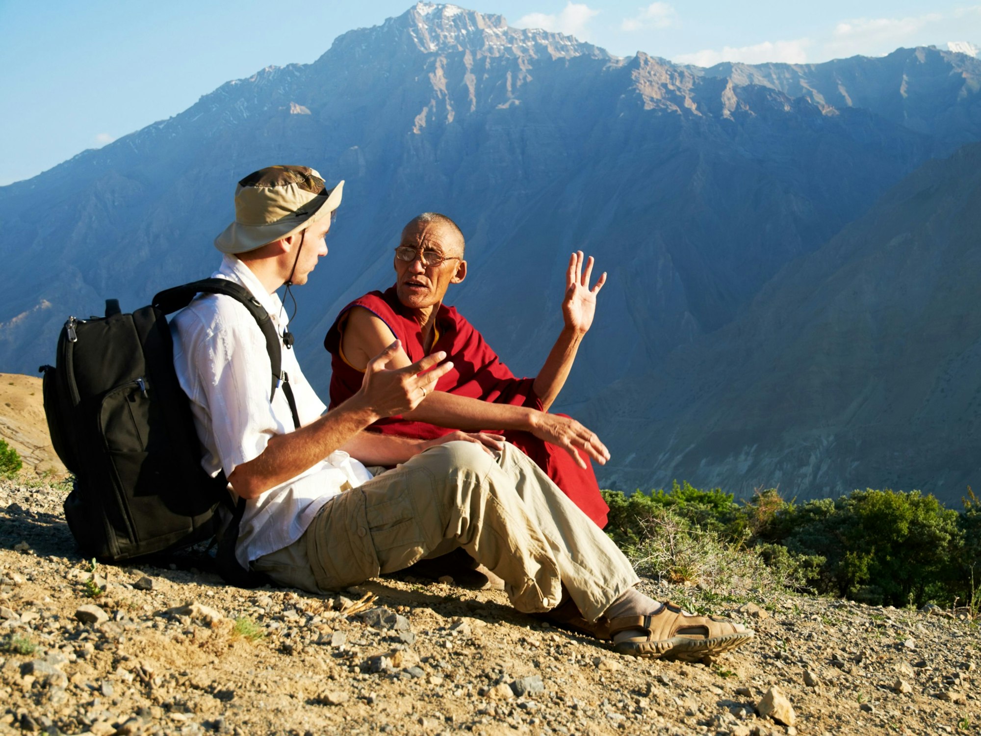 Urlauber sitzt auf einem Berg.
